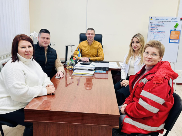 До нашої лікарні завітали з робочим візитом генеральний директор обласного центру екстреної медичної допомоги Андрій Табачук, заступник генерального директора з медичної роботи Тамара Беспалова та лікар невідкладних станів Олена Грохольська. 